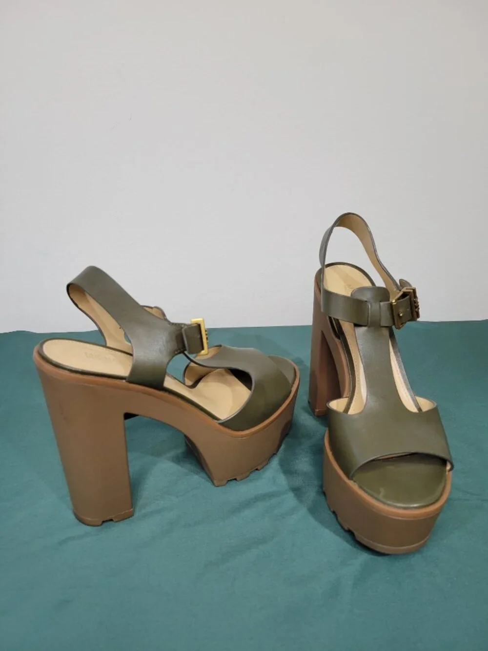 MICHAEL KORS OLIVE LEATHER PLATFORM HEELS 8.5 LIKE NEW